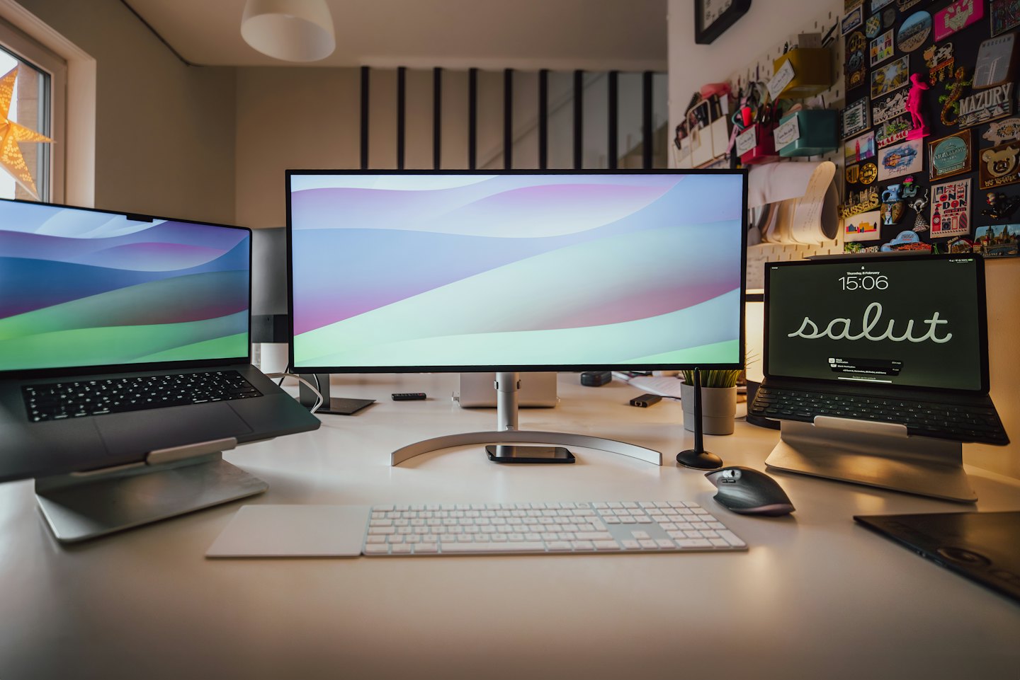 Escritorio organizado con portátil, monitor y tableta para trabajo digital.
